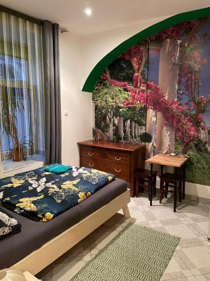 Viktoria Artur Hostel *
